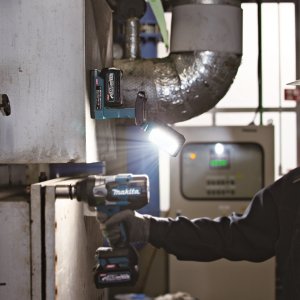 Aku LED svítilna s magnetem Li-ion XGT 40V - Foto v akci